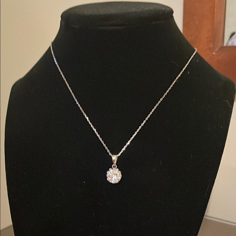 Elegant Silver Necklace with Sparkling Crystal Pendant